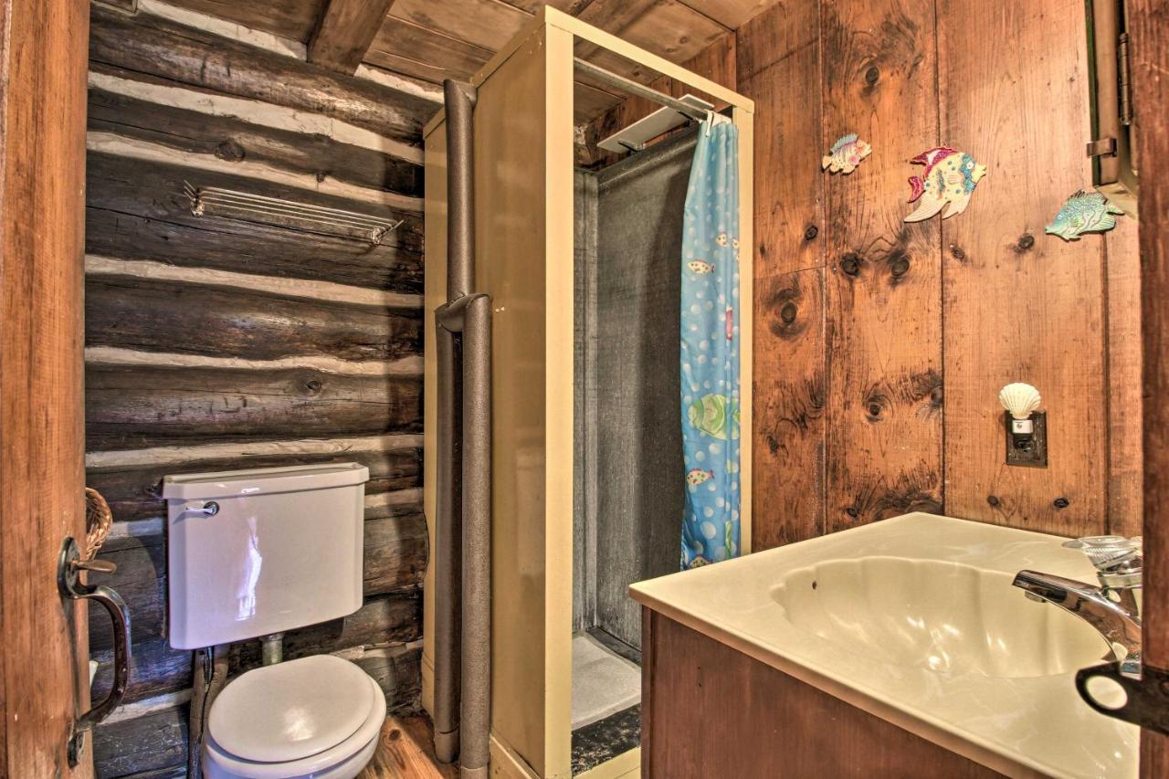 Waterfront Lake George Cabin Walk To Water Екстер'єр фото